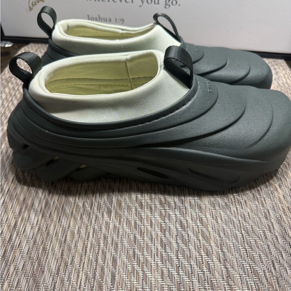 CROCS Men's SZ 10 Dark Green Slip-On Loafers Box 9 - Picture 2 of 6